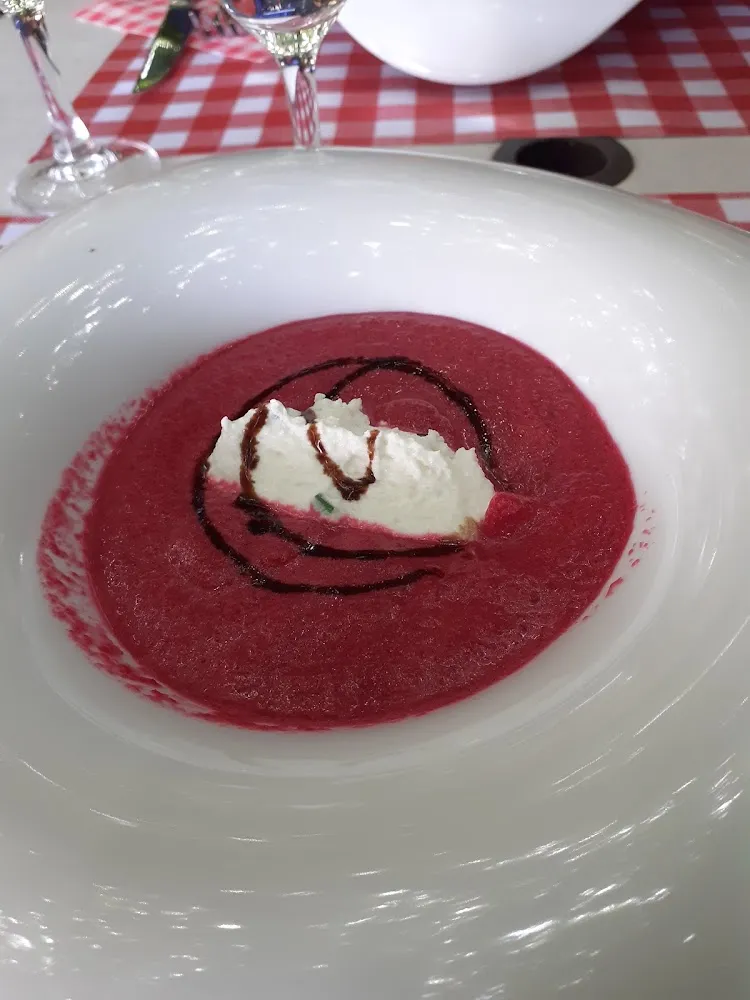 Soupe de Betterave Avec Nuages de Chèvre